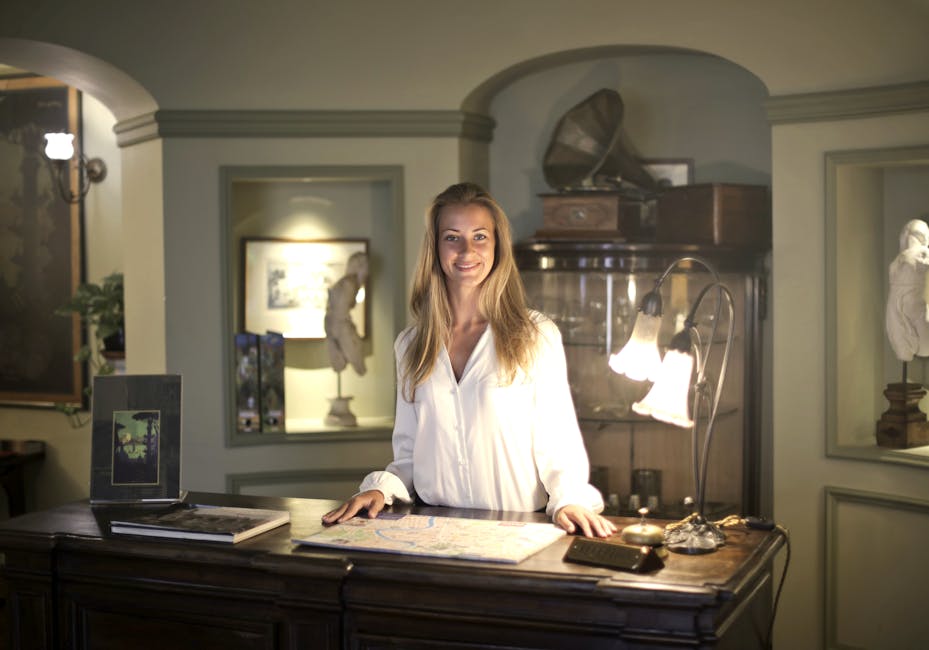 Mostrador de atencion con carpetas alineadas en orden
